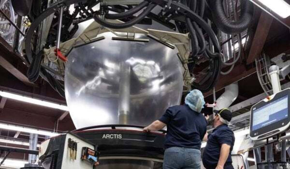 Inflate the molten polymer in blown film process
